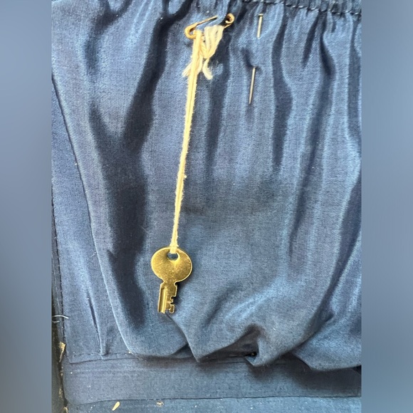 Gorgeous 💙🤎 Vintage Navy Leather Trimmed Trim Suitcase Navy Silk Lining KEY!! - Picture 10 of 15